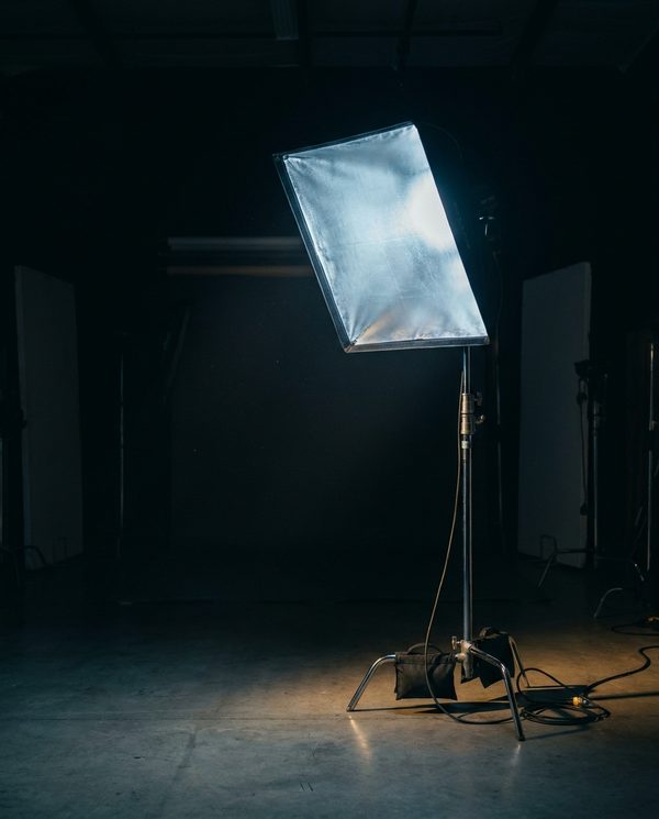 Softbox im dunklen Fotostudio
